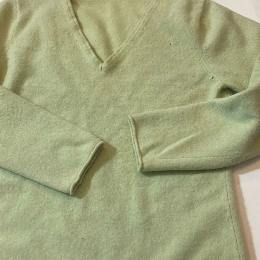 VTG,
V-Neck Light GreenâSweater Size Approximate M No Tag - Picture 3 of 7